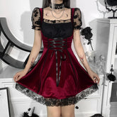 Robe gothique rouge style lanière