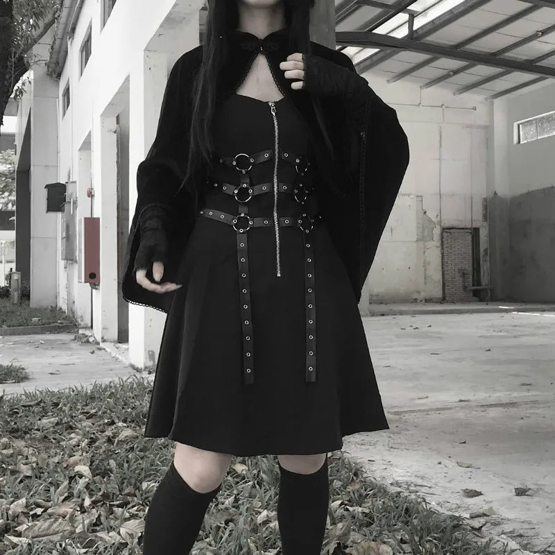 Robe gothique femme coupe courte lanières cuir